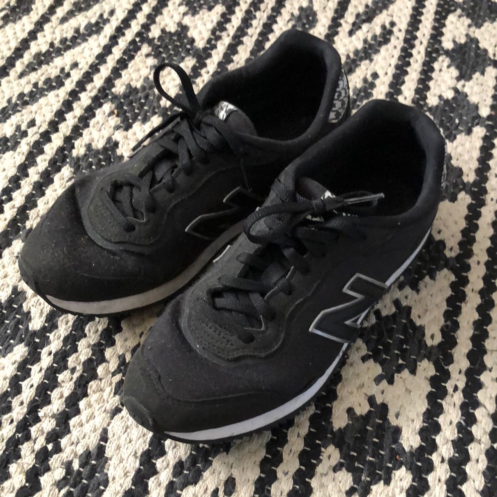WOMENS NEW BALANCE SNEAKER